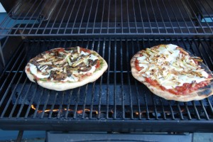 pizzas-on-grill pizzas-on-grill